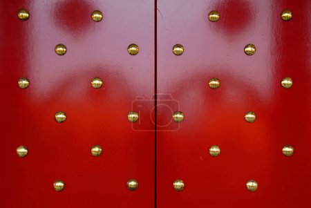 Foto de Berkeley, Nueva Gales del Sur, Australia: Puerta roja al estilo chino en el templo Fo Guang Shan Nan Tien, un templo budista cerca de Wollongong, Australia. - Imagen libre de derechos