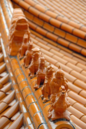Foto de Berkeley, Nueva Gales del Sur, Australia: Finales decorativos en forma de bestias míticas en un techo en el Templo Fo Guang Shan Nan Tien, un templo budista cerca de Wollongong, Australia. - Imagen libre de derechos