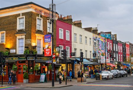 Foto de Camden Town, Londres, Reino Unido: Camden High Street en la madrugada con edificios coloridos y gente. - Imagen libre de derechos