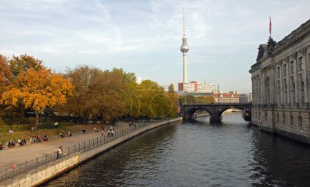 Téléchargez les photos : Berlin, Allemagne : Vue de Berlin et de la rivière Spree depuis le pont de Monbijou Nord avec le parc Monbijou (à gauche) et le musée Bode (à droite)). - en image libre de droit