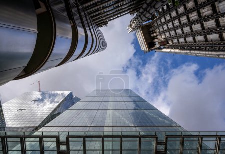 Téléchargez les photos : Londres, Royaume-Uni : The Cheesegrater ou Leadenhall Building au 122 Leadenhall Street. gratte-ciel de Londres à partir de Leadenhall Street avec 8 Bishopsgate à gauche et le bâtiment Lloyds en haut - en image libre de droit