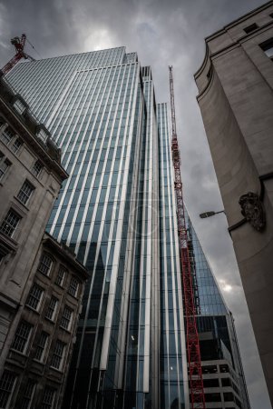 Foto de Londres, Reino Unido: 40 Leadenhall Street o Stanza London es un rascacielos en construcción en la City de Londres. Vista con grúa desde la calle Leadenhall. - Imagen libre de derechos