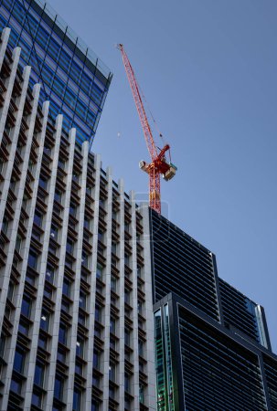 Foto de Londres, Reino Unido: Grúa roja en la parte superior de 40 Leadenhall Street o Stanza London, un rascacielos actualmente en construcción en la ciudad de Londres. Vista desde Fenchurch Street. - Imagen libre de derechos
