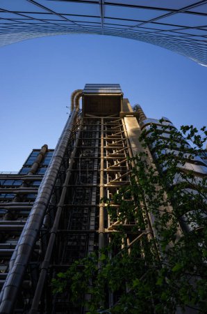 Téléchargez les photos : Londres, Royaume-Uni : Vue sur le bâtiment Lloyds of London dans la ville de Londres. Vu de l'extérieur du Scalpel qui encadre le bâtiment au-dessus. - en image libre de droit