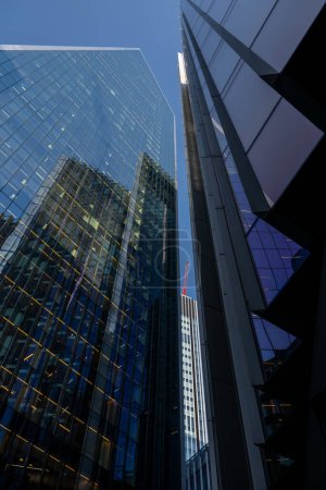 Téléchargez les photos : Londres, Royaume-Uni : En regardant les gratte-ciel de la City de Londres. The Scalpel (à gauche), Willis Towers Watson building (à droite) et 40 Leadenhall Street avec grue rouge (devant). - en image libre de droit