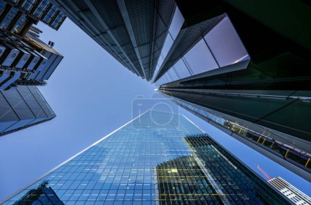 Foto de Londres, Reino Unido: Mirando a los rascacielos de la City de Londres. El bisturí (frente), el edificio Willis Towers Watson (arriba a la derecha) con el edificio jalá y Cheesegrater (izquierda). Vista diurna. - Imagen libre de derechos