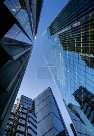 Téléchargez les photos : Londres, Royaume-Uni : En regardant les gratte-ciel de la City de Londres. Le Scalpel (à droite), l'édifice Willis Towers Watson (à gauche) avec l'édifice Lloyds et la râpe à fromage (devant). Vue de jour. - en image libre de droit