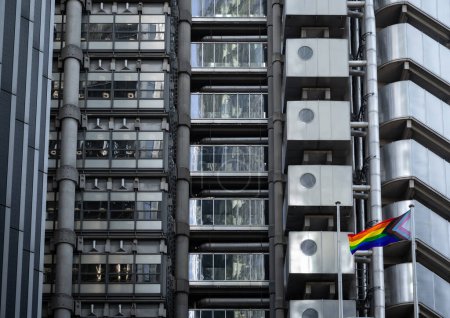 Téléchargez les photos : Londres, Royaume-Uni : The "Progress" Pride Flag, une version mise à jour du Rainbow Pride Flag, flottant devant le bâtiment des Lloyds de Londres dans la City de Londres. - en image libre de droit