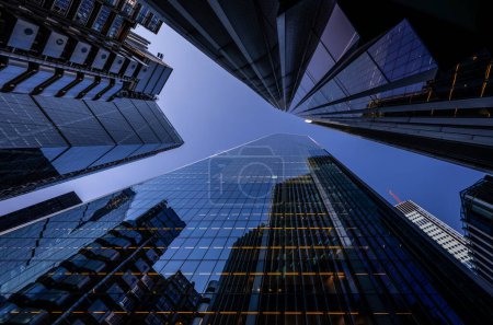 Foto de Londres, Reino Unido: Mirando a los rascacielos de la City de Londres. El bisturí (frente), el edificio Willis Towers Watson (arriba a la derecha) con el edificio jalá y Cheesegrater (izquierda). Vista nocturna. - Imagen libre de derechos
