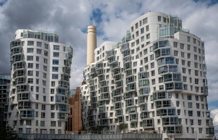 Téléchargez les photos : Battersea, Londres, Royaume-Uni : Nouveaux immeubles à Battersea avec la centrale électrique de Battersea réaménagée derrière. - en image libre de droit