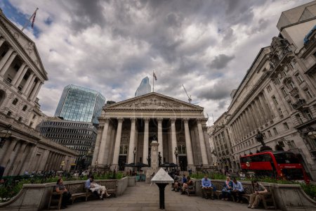 Foto de Londres, Reino Unido: El Royal Exchange en la ciudad de Londres situado en el cruce Bank entre Threadneedle Street (L) y Cornhill (R). - Imagen libre de derechos