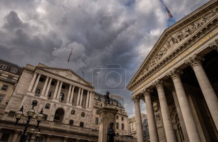 Foto de Londres, Reino Unido: The Bank of England on Threadneedle Street in the City of London (L) y The Royal Exchange (R). - Imagen libre de derechos
