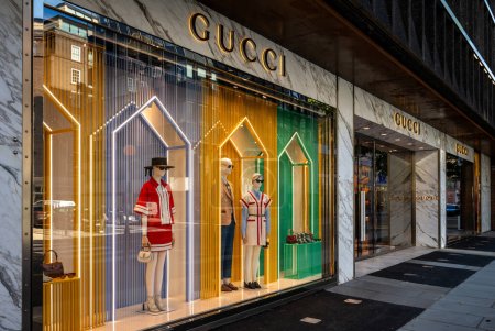 Foto de Londres, Reino Unido: Tienda Gucci en Sloane Street en Knightsbridge, Londres. Exhibición colorida de la ventana con los maniquíes que exhiben artículos de moda de lujo. - Imagen libre de derechos