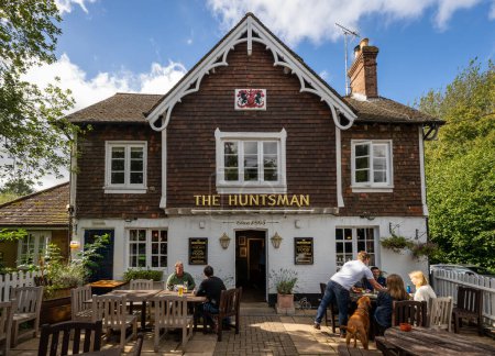 Foto de Eridge, East Sussex, Reino Unido: El pub Huntsman cerca de la estación de tren de Eridge en una soleada tarde de domingo. Cerca de Tunbridge Wells. - Imagen libre de derechos
