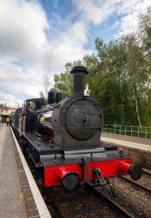 Foto de Eridge, East Sussex, Reino Unido: Tren de vapor 2890 operado por el ferrocarril Spa Valley visto en la estación de tren de Eridge. Cerca de Tunbridge Wells. - Imagen libre de derechos