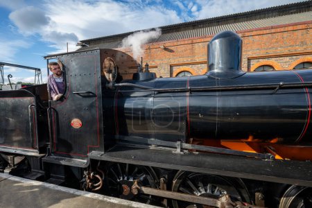 Foto de Tunbridge Wells, Kent, Reino Unido: Tren de vapor 2890 operado por el ferrocarril de Spa Valley visto en la estación de tren de Tunbridge Wells West. - Imagen libre de derechos