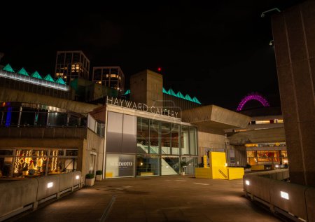 Téléchargez les photos : Londres, Royaume-Uni : La Hayward Gallery sur la rive sud de Londres la nuit avec le London Eye derrière. - en image libre de droit