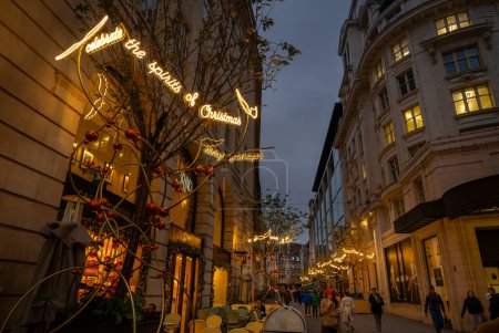 Téléchargez les photos : Londres, Royaume-Uni - 20 novembre 2023 : Glasshouse Street juste à côté de Piccadilly Circus dans le centre de Londres. Les gens marchent le long de la rue avec des lumières de Noël au-dessus. - en image libre de droit