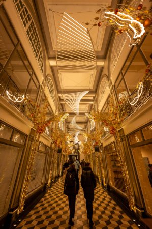 Téléchargez les photos : Londres, Royaume-Uni - 20 novembre 2023 : Quadrant Arcade, un complexe de vente au détail chic avec des boutiques haut de gamme adjacentes à Regent Street dans le centre de Londres. Vu avec des illuminations et des décorations de Noël. - en image libre de droit