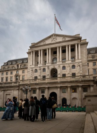 Foto de Londres, Reino Unido: The Bank of England on Threadneedle Street in the City of London. Grupo de personas en primer plano. - Imagen libre de derechos