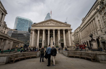 Foto de Londres, Reino Unido: El Royal Exchange en la ciudad de Londres situado en el cruce Bank entre Threadneedle Street (L) y Cornhill (R). - Imagen libre de derechos