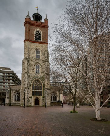 London, UK: St Giles Cripplegate, a gothic church originally built in the Middle Ages and rebuilt after the Second World War. Located on the Barbican Estate in the City of London.