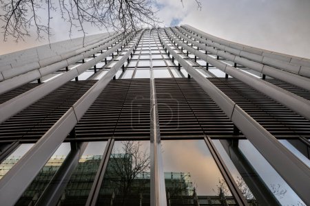 Foto de Londres, Reino Unido: Mirando hacia el edificio Walkie-Talkie en la City de Londres en 20 Fenchurch Street. - Imagen libre de derechos