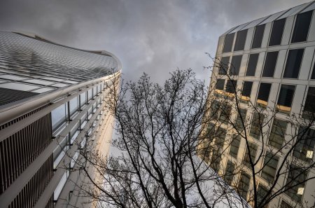 Foto de Londres, Reino Unido: Mirando hacia el edificio Walkie-Talkie en la City de Londres en 20 Fenchurch Street (L) y 10 Fenchurch Street (R). - Imagen libre de derechos