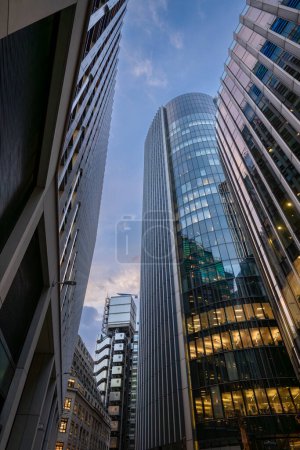 Téléchargez les photos : Londres, Royaume-Uni : Bâtiments hauts dans la City de Londres à partir de Fenchurch Avenue avec 120 Fenchurch Street (L), Willis Building (R), 25 Fenchurch Ave (far R) et Lloyds Building (distance). - en image libre de droit