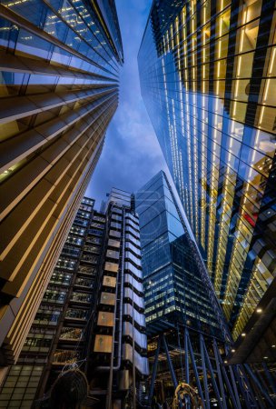Téléchargez les photos : Londres, Royaume-Uni : Bâtiments hauts dans la City de Londres près de Lime Street la nuit avec (L-R) : le Willis Building, le Lloyds Building, le Cheesegrater et le Scalpel. - en image libre de droit