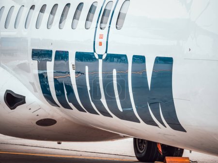 Foto de Bucarest, Rumania - Octubre 2022: Avión TAROM en la pista del aeropuerto en el Aeropuerto Internacional Henry Coanda Otopeni. - Imagen libre de derechos