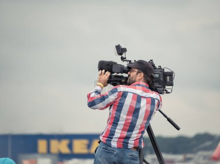 Téléchargez les photos : Bucarest, Roumanie - Septembre 2022 : Opérateur de caméra filmant un événement à Bucarest, Roumanie, en utilisant un vidéocamère moderne. - en image libre de droit