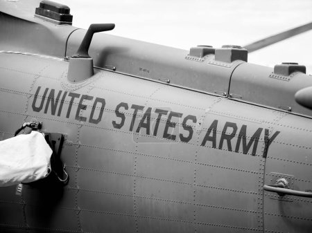 Téléchargez les photos : L'armée américaine écrit sur le fuselage d'un avion de chasse - en image libre de droit