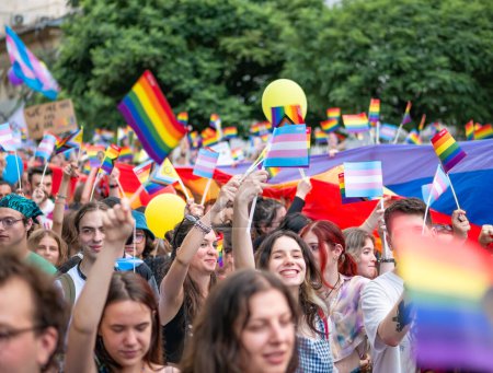 Foto de Bucarest, Rumania - Julio 2022: Mucha gente asiste al desfile del Orgullo LGBTQ . - Imagen libre de derechos