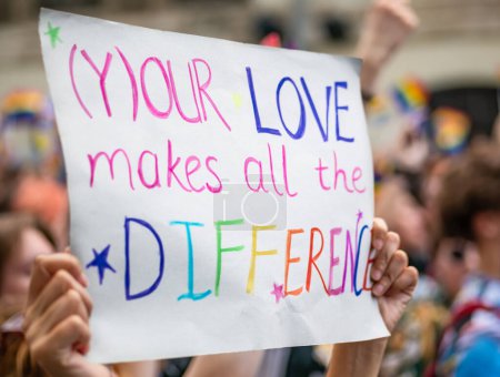 Foto de Muchas personas que asisten al desfile del Orgullo LGBTQ. Nuestro amor marca la diferencia. - Imagen libre de derechos