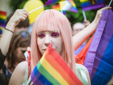 Foto de Bucarest, Rumania - Julio 2022: Jóvenes chicas atractivas que asisten al desfile del Orgullo LGBTQ . - Imagen libre de derechos