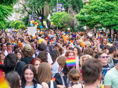 Foto de Bucarest, Rumania - Julio 2022: Mucha gente asiste al desfile del Orgullo LGBTQ . - Imagen libre de derechos