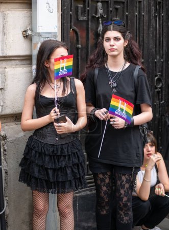 Foto de Bucarest, Rumania - Julio 2022: Mucha gente asiste al desfile del Orgullo LGBTQ. Banner para niños trans - Imagen libre de derechos