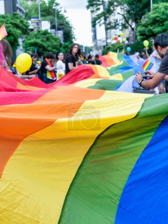 Foto de Bandera arco iris LGBTQ en el desfile del Orgullo en Bucarest - Imagen libre de derechos