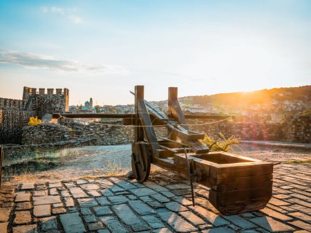 Téléchargez les photos : Beautiful view with a medieval ballista weapon guarding the Tsarevets Fortress in Veliko Tarnovo, Bulgaria - en image libre de droit