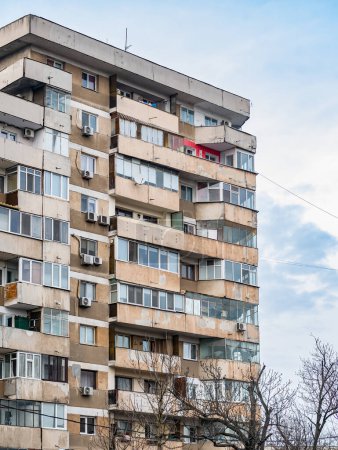 Foto de Agotado edificio de apartamentos de la era comunista contra el cielo azul en Bucarest Rumania. Feo conjunto de viviendas comunistas tradicionales - Imagen libre de derechos