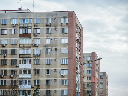 Épuisé immeuble de l'ère communiste contre le ciel bleu à Bucarest en Roumanie. Ugly ensemble de logements communistes traditionnels