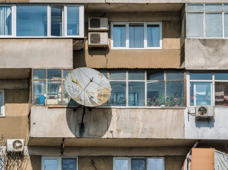 Agotado edificio de apartamentos de la era comunista contra el cielo azul en Bucarest Rumania. Feo conjunto de viviendas comunistas tradicionales