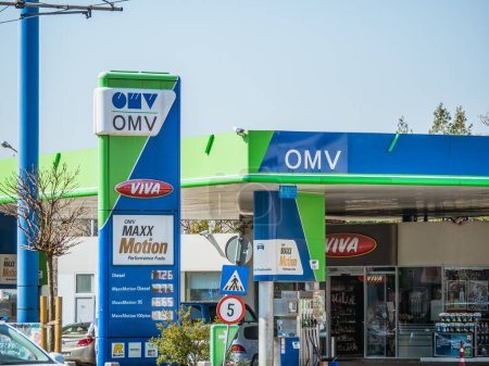 Téléchargez les photos : Bucarest, Roumanie - Mars 2023 : Station-service OMV à Bucarest. OMV est une société pétrolière et gazière dont le siège social est à Vienne, en Autriche - en image libre de droit