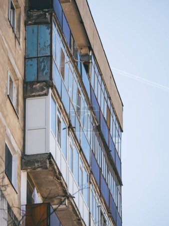 Foto de Agotado edificio de apartamentos de la era comunista contra el cielo azul en Bucarest Rumania. Feo conjunto de viviendas comunistas tradicionales. - Imagen libre de derechos