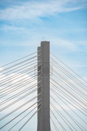 Foto de Detalle de cerca con un cable se quedó puente colgante contra el cielo azul - Imagen libre de derechos