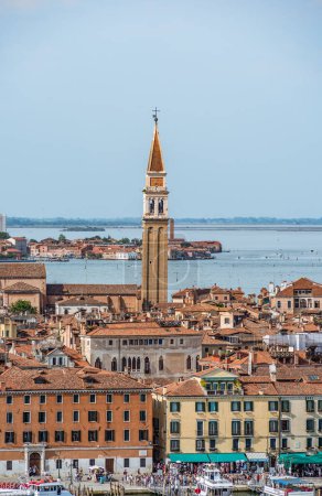 Téléchargez les photos : Vue aérienne avec le clocher médiéval de l'église franciscaine Chiesa di San Francesco della Vigna, à Venise Italie. - en image libre de droit