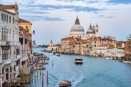 Foto de Venecia, Italia - 29 de mayo de 2023: Vista del Gran Canal con la Basílica de Santa Maria della Salute en Venecia. - Imagen libre de derechos
