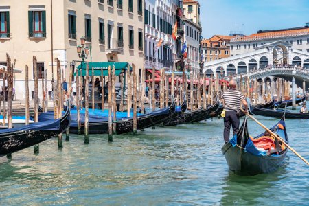 Foto de Venecia, Italia - 30 de mayo de 2023: Paseo tradicional en góndola por el Gran Canal cerca del Puente de Rialto (Ponte di Rialto). Turistas en Venecia. - Imagen libre de derechos