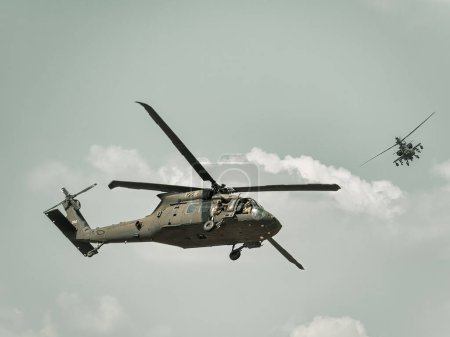 Téléchargez les photos : Deux hélicoptères militaires américains. Combat US air force. - en image libre de droit